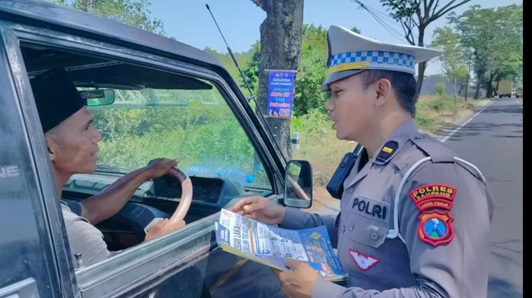 Sasar Jalur Rawan, Satlantas Polres Sampang Bagikan Brosur Keselamatan Berkendar