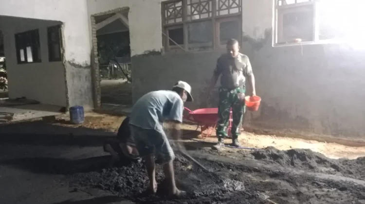 Demi Kenyamanan Siswa, Babinsa Dampingi Lembur Rehab SDN Tlomar 2