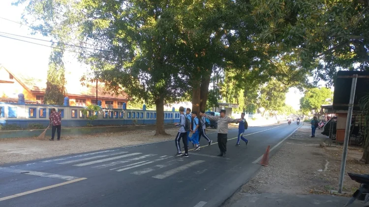 Polsek Banyuates Laksanakan Pamtur Lalin di Area Sekolah