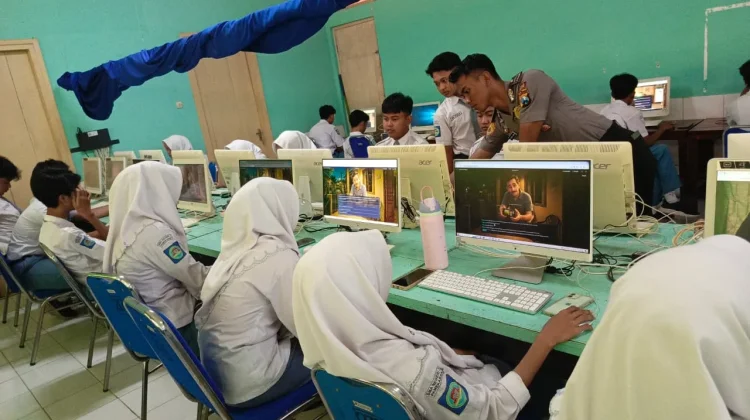 Polres Pamekasan Edukasi Pelajar SMAN 2 Tentang Program Paham AI