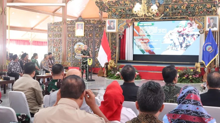 Aster Kasad Tinjau Program Bakti TNI AD di Bangkalan