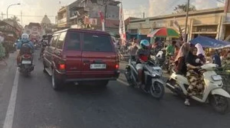 Atur Lalu Lintas di Pasar Paliwija, Polsek Camplong Kedepankan Tindakan Humanis