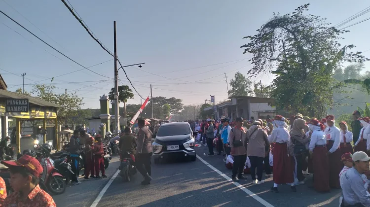 Sinergi TNI-Polri Amankan Lomba Gerak Jalan di Kedungdung Sampang