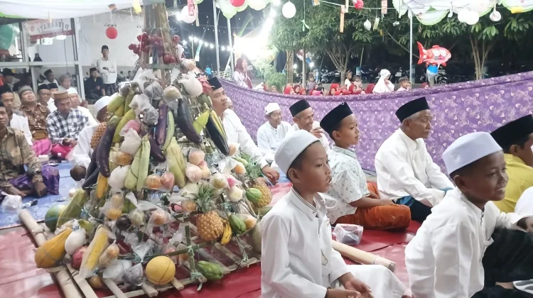 Pohon Buah Warnai Perayaan Maulid di Nurul Jadid Sumenep