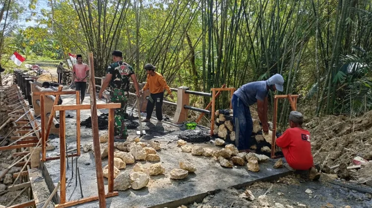 Pembangunan Pagar Jembatan Larangan tengah Bangkalan Dikebut