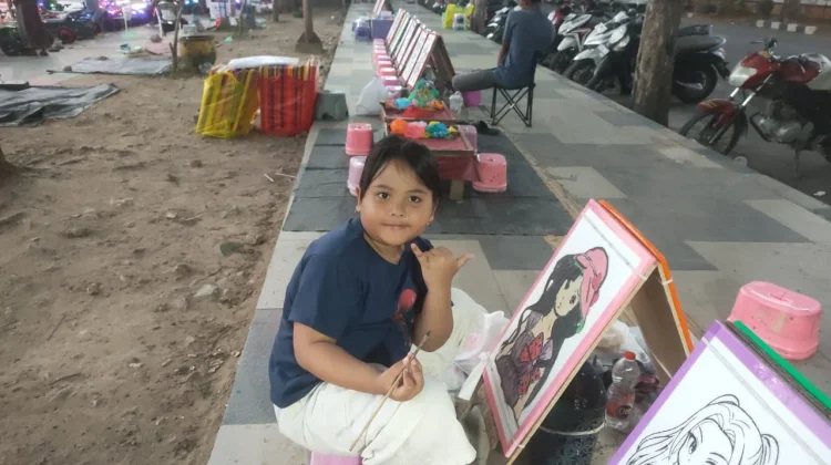 Geliat Usaha Mewarnai,Sulap Alun-alun Sampang jadi Ladang Bakat Anak