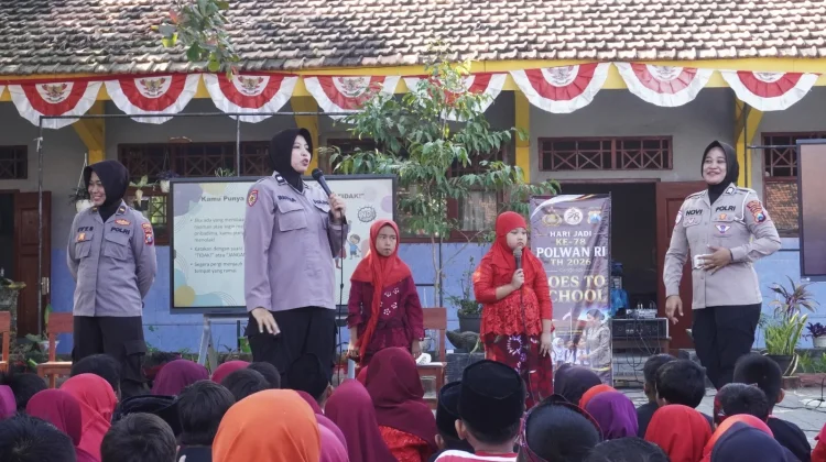 Polwan Polres Bangkalan Sambangi Sekolah, Edukasi Siswa Anti-Bullying