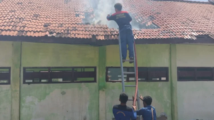 Bangunan SD di Sampang Terbakar