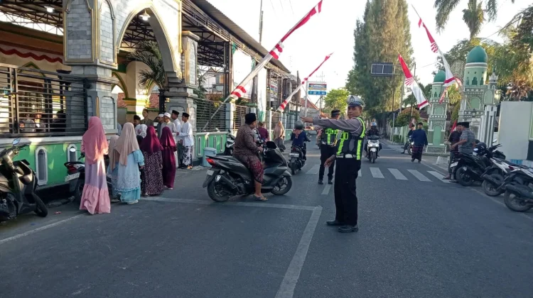 Satlantas Polres Sampang Jaga Kelancaran Peringatan Maulid Nabi