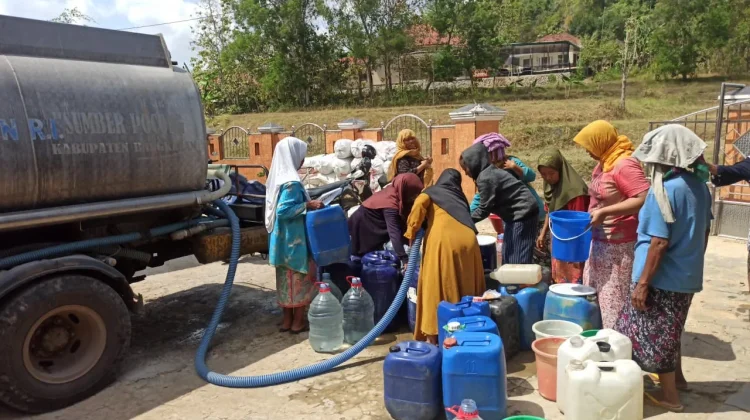 Kekeringan Meluas, BPBD Bangkalan Salurkan Air ke Puluhan Desa