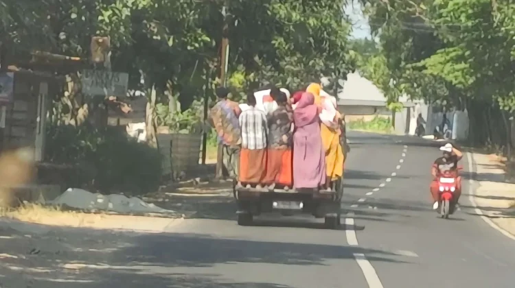 Mobil Bak Terbuka Angkut Penumpang Marak di Sampang