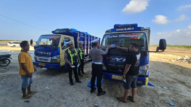 Cara Polres Pamekasan Cegah Kecelakaan akibat Tetesan Garam