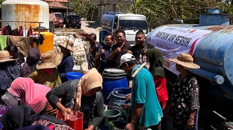 Bakorwil-BPBD Pamekasan Salurkan Bantuan Air Bersih ke Wilayah Kekeringan