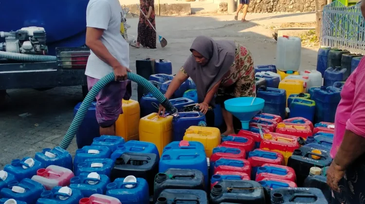 BPBD Sampang Prioritaskan Dua Desa dalam Distribusi Perdana Air Bersih