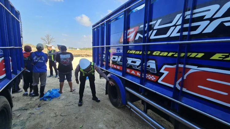 Satlantas Polres Pamekasan Imbau Truk Garam Tidak Meneteskan Air di Jalan
