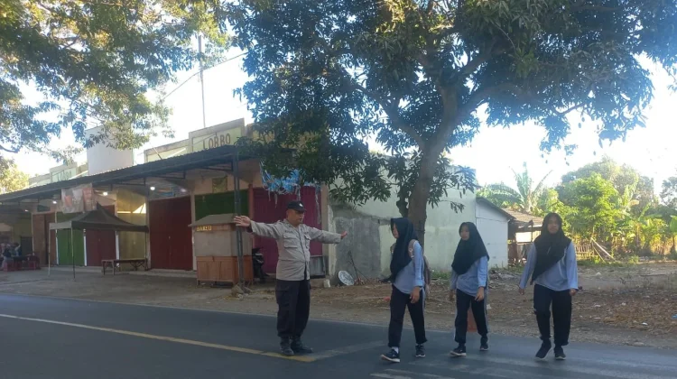 Polisi Atur Lalu Lintas di SMPN 1 Banyuates Sampang
