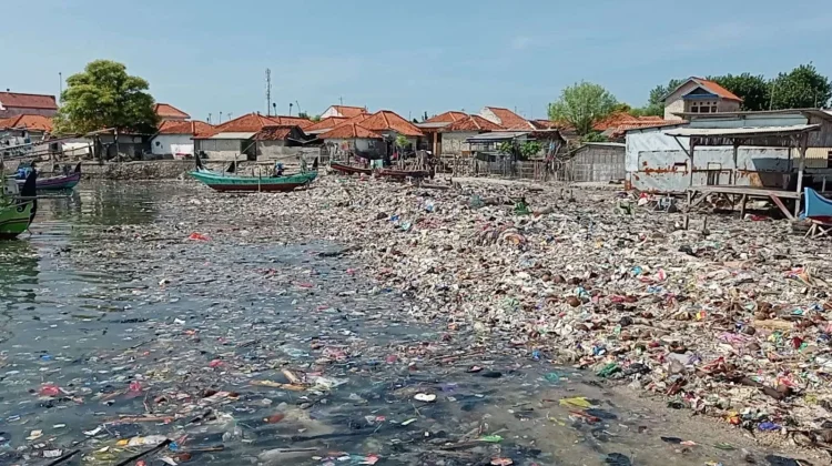 Tumpukan Sampah di Pulau Mandangin Sampang