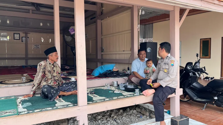 Pererat Silaturahmi, Polsek Sokobanah Sambangi Tokoh Masyarakat Desa