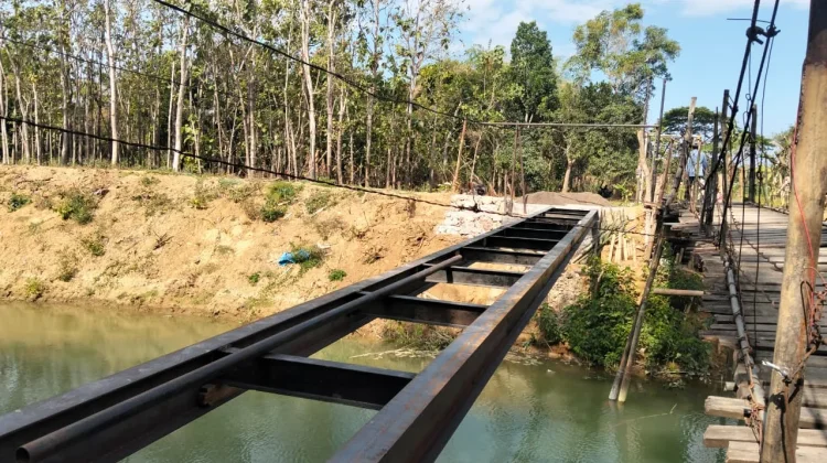 Bhakti TNI AD Kebut Jembatan Cangagan di Blega Bangkalan