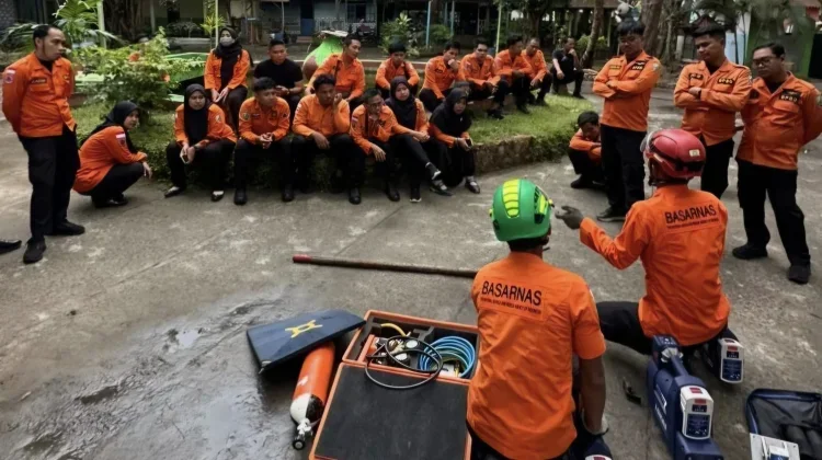 Keterbatasan Akses Jalan Tak Surutkan Penyaluran Bantuan Air Bersih BPBD Sampang