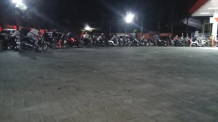 Antrean BBM Bersubsidi Kembali Terjadi di Sampang