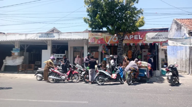 SPBU Langka BBM, Warga Sampang Berburu Bensin Eceran