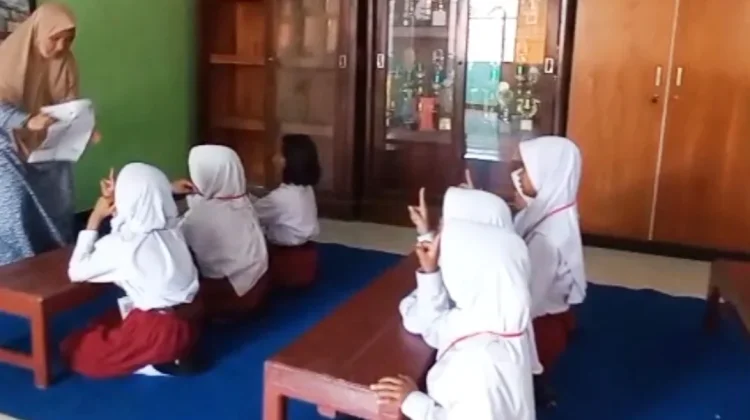 Mengaji Isyarat, DPC Gerkatin Sampang Kenalkan Hijaiyah di SLBN
