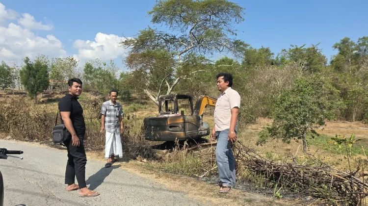 Ekskavator Terbakar di Robatal, Polisi Telusuri Penyebabnya