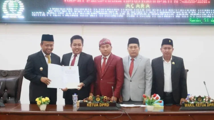 Hadiri Paripurna DPRD, Wabup Sampang Bacakan Nota APBD Perubahan 2026