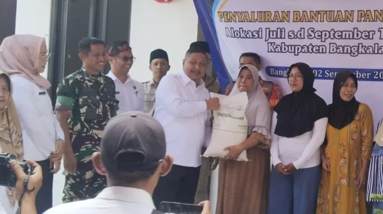 Kodim Bangkalan Dampingi Penyaluran Beras pada 1.333 Warga