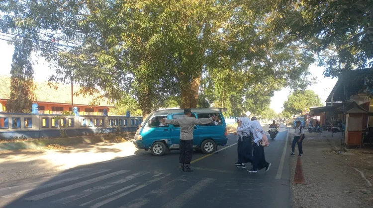 Cegah Kemacetan dan Laka Lantas, Polsek Banyuates Kawal Keselamatan Siswa
