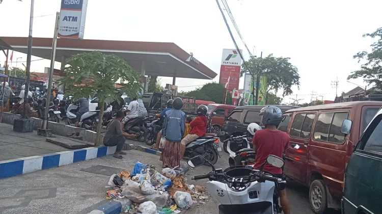 Antrean Panjang Kendaran untuk Mengisi Pertalite di Sampang