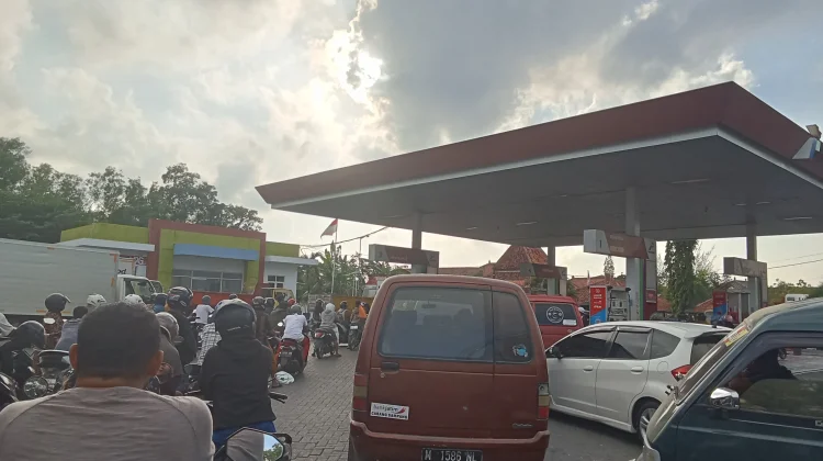 Antrean Panjang di Sejumlah SPBU Sampang, Polisi Atur Lalu Lintas