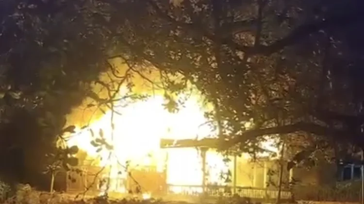Geger! Anak Diduga Bakar Rumah Orang Tuanya di Sampang