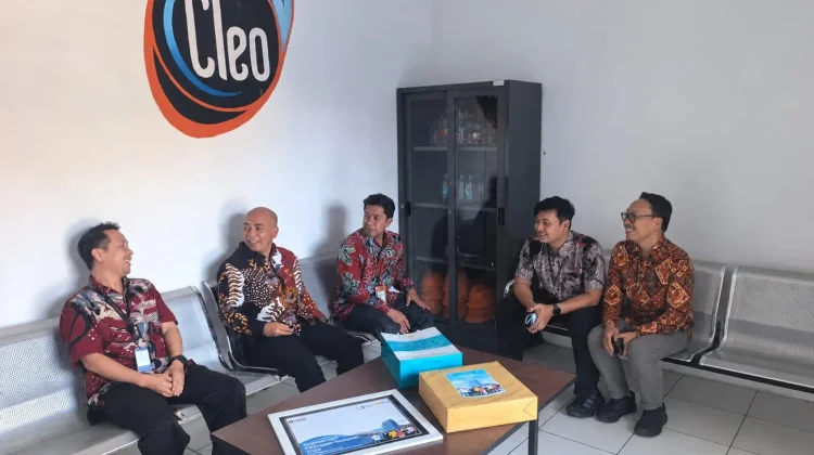 Hari Pelanggan Nasional, Manajemen PLN UP3 Madura Kunjungi Pabrik Produsen AMDK