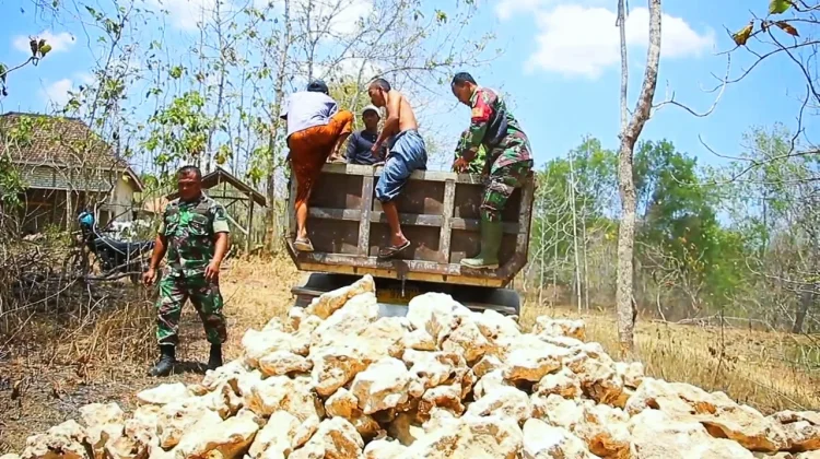 Jembatan Kayu Terbakar, Kodim Sampang Sigap Kirim Material dan Tenaga