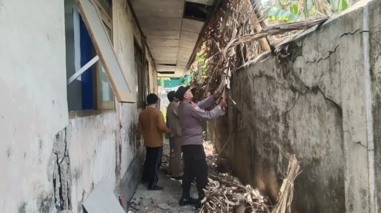 Polsek Jrengik Bersihkan Jalur Potensi Api di Desa Kotah
