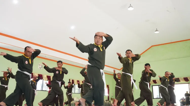 Anggota Kodim Bangkalan Ikuti Kenaikan Tingkat Pencak Silat Militer