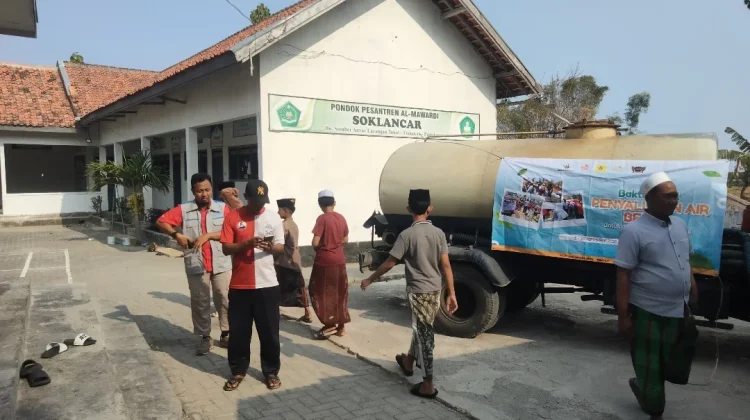 PLN Salurkan Bantuan Air Bersih untuk Wilayah Terdampak Kekeringan di Pamekasan