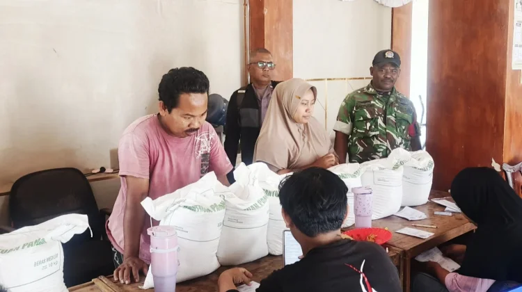 Ribuan Warga Modung Terima Bantuan Beras, Babinsa Turut Mendampingi