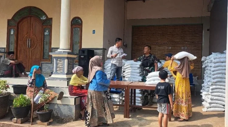 Babinsa Tragah Bangakalan Kawal Pembagian Beras Bantuan di Desa Soket Laok