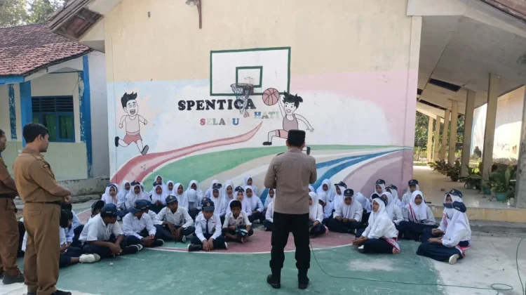 "Police Goes to School", Kapolsek Camplong Turun Edukasi Pelajar
