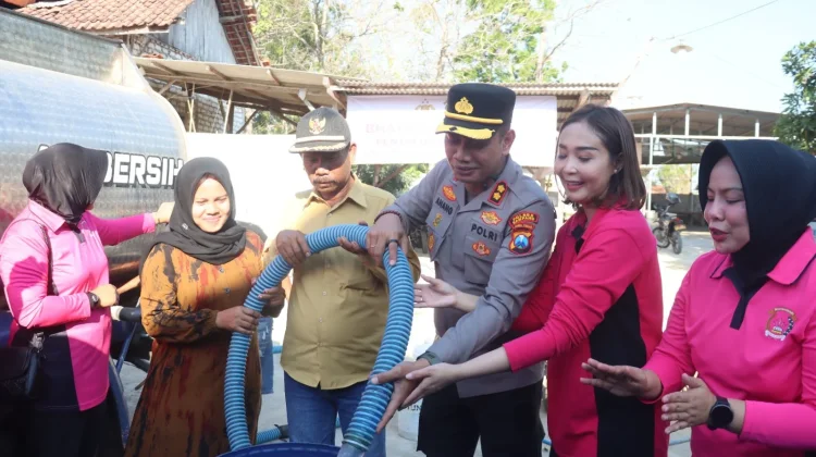 Polres Sampang Salurkan Air Bersih ke Belasan Kecamatan