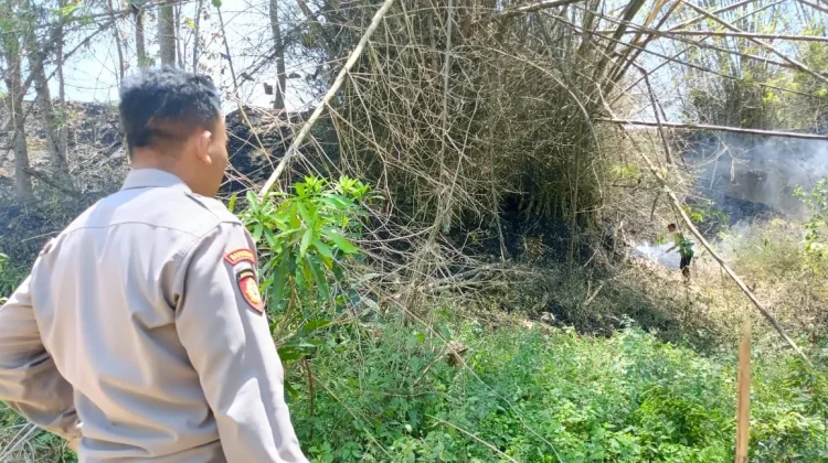 Polsek Kedungdung Bergerak Cepat Padamkan Kebakaran Lahan