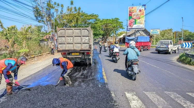 Satlantas Polres Sampang Kawal Perbaikan Jalan Nasional