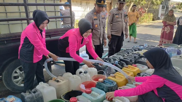Polres Sampang Salurkan Air Bersih untuk Warga Terdampak Kekeringan
