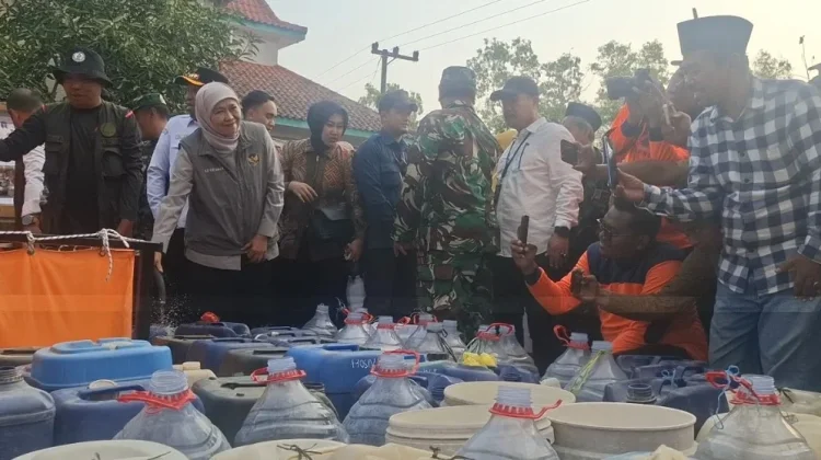 Kekeringan Sampang, Gubernur Khofifah Salurkan 12 Ribu Liter Air