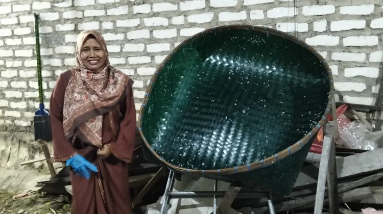 Uniknya Besek Raksasa di Kampung Kleleng Sampang