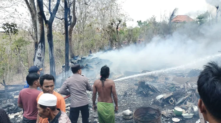 Kebakaran Rumah dan Gudang Rongsokan di Sampang, Diduga Korsleting Listrik