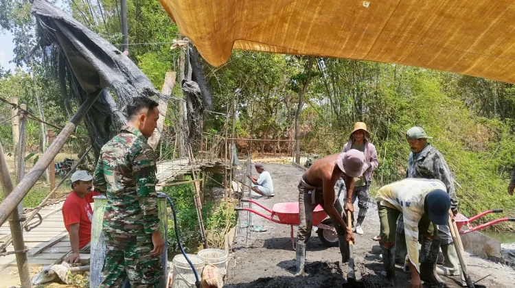TNI dan Warga Lakukan Pengecoran Jembatan Cangagan Bangkalan